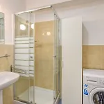 2 Bedroom Lovely In דירה